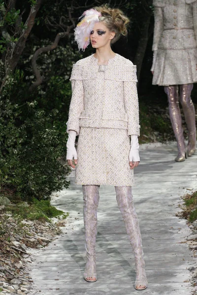 Look 10